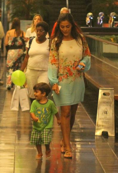 Juliana Paes passeia com o filho Pedro no Rio de Janeiro
