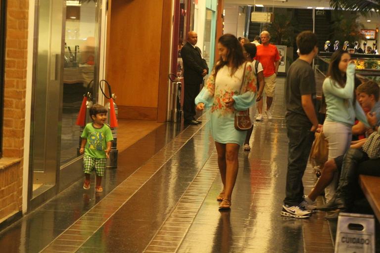 Juliana Paes passeia com o filho Pedro no Rio de Janeiro