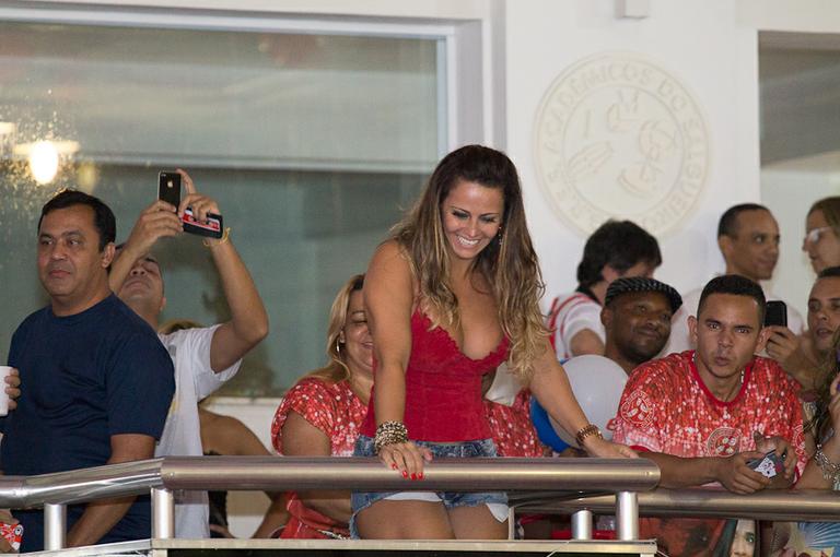 A rainha de bateria Viviane Araújo se diverte em feijoada na quadra da escola de samba Acadêmicos do Salgueiro