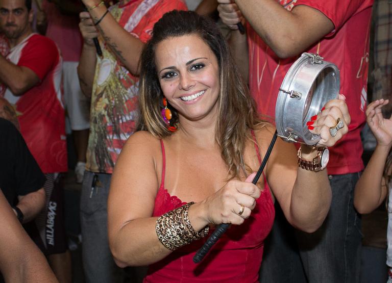 A rainha de bateria Viviane Araújo se diverte em feijoada na quadra da escola de samba Acadêmicos do Salgueiro