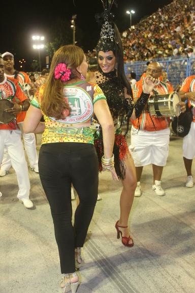 Susana Vieira mostra o samba no pé e desafia Carla Prata, rainha de bateria da Grande Rio