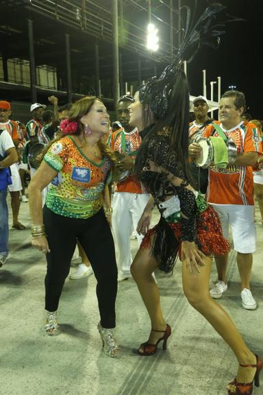 Susana Vieira mostra o samba no pé e desafia Carla Prata, rainha de bateria da Grande Rio