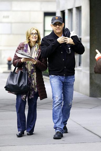 Simpático, ator Tom Hanks sorri para fotógrafos durante passeio por Nova York