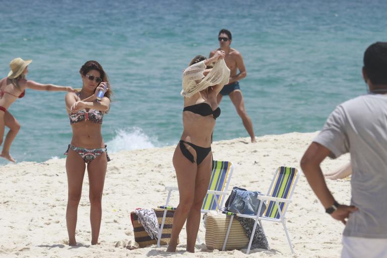 Ao gravarem cenas da novela ‘Salve Jorge’, Paes Leme e Flávia esbanjam excelente forma física em praia do Rio de Janeiro