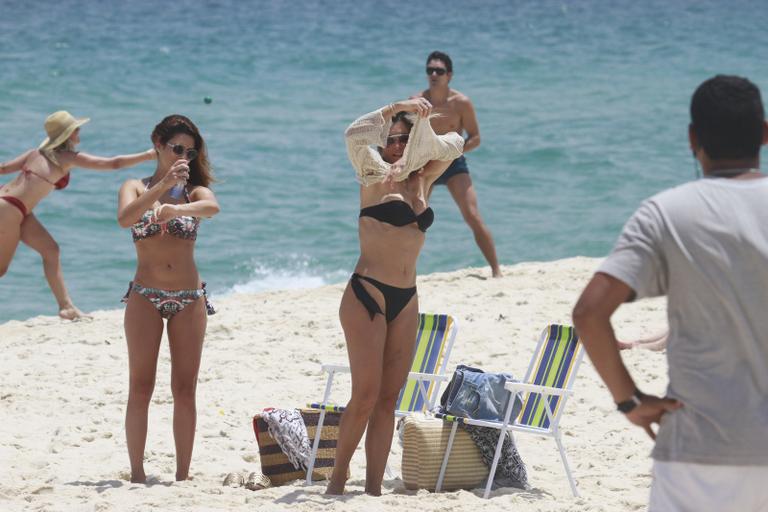Ao gravarem cenas da novela ‘Salve Jorge’, Paes Leme e Flávia esbanjam excelente forma física em praia do Rio de Janeiro