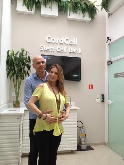 Sheila Mello e Fernando Scherer visitam clínica