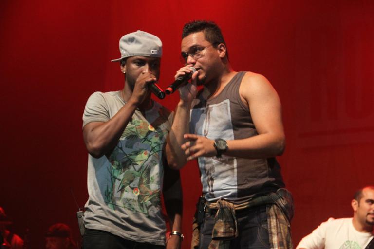 Thiaguinho canta com Sorriso Maroto em show no Rio de Janeiro