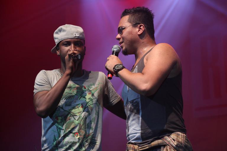 Thiaguinho canta com Sorriso Maroto em show no Rio de Janeiro