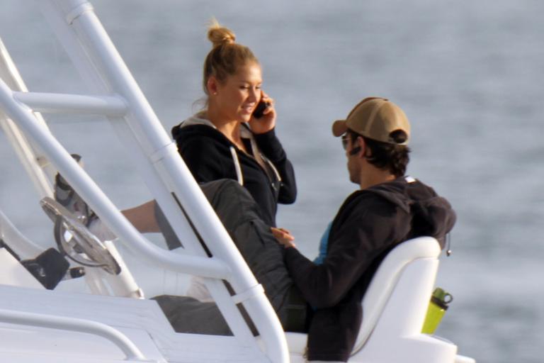 Enrique Iglesias e Anna Kournikova curtem passeio de barco por Miami