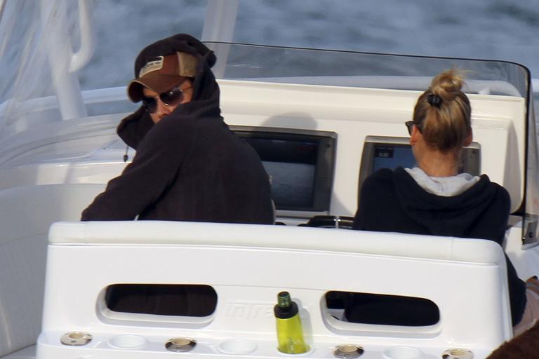 Enrique Iglesias e Anna Kournikova curtem passeio de barco por Miami