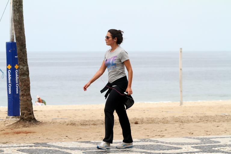 Patrícia Poeta mantém a boa forma na praia de Ipanema, Rio de Janeiro