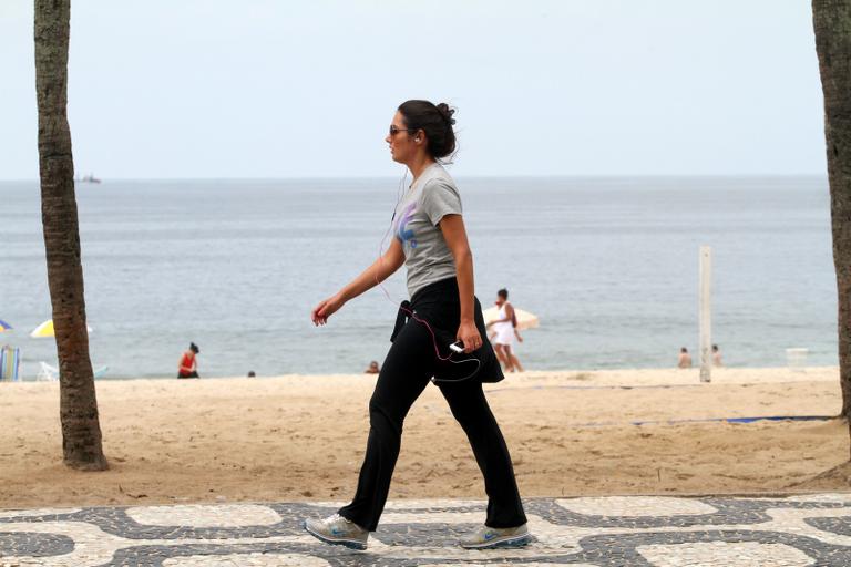 Patrícia Poeta mantém a boa forma na praia de Ipanema, Rio de Janeiro