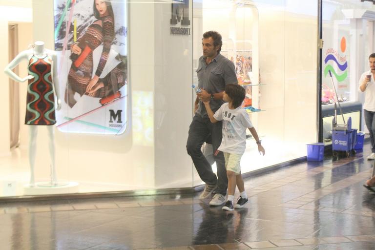 Domingos Montagner passeia com os filhos por shopping carioca