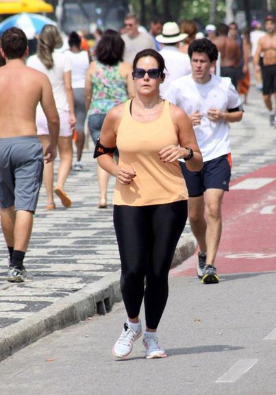 Renata Ceribelli corre pela orla do Leblon, no Rio de Janeiro