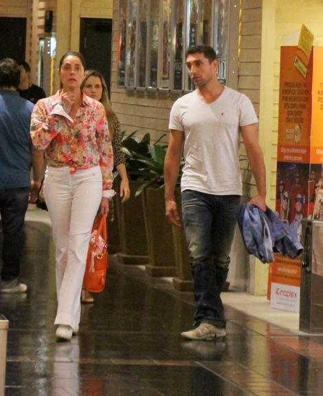 Christiane Torloni passeia com o filho Leonardo Carvalho e a nora Keruse Bongiolo