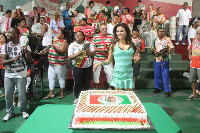 Laryssa Dias ganha festa de aniversário na Grande Rio