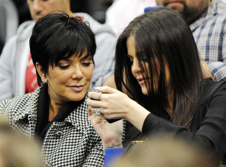 Kris Jenner e Khloe Kardashian vibram em jogo de Lamar Odom