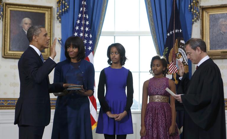 Presidente Barack Obama faz o juramento oficial do seu segundo mandato ao lado da mulher, Michelle, das filhas, Malia e Sasha, e de John Roberts, presidente da Suprema Corte
