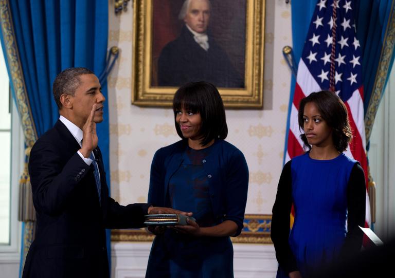 Presidente Barack Obama faz o juramento oficial do seu segundo mandato ao lado da mulher, Michelle, e da filha, Malia
