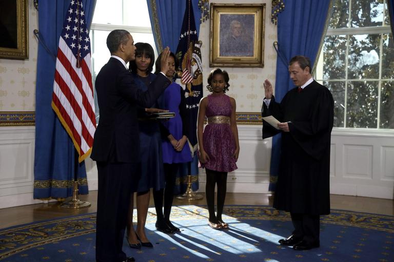 Presidente Barack Obama faz o juramento oficial do seu segundo mandato ao lado da mulher, Michelle, das filhas, Malia e Sasha, e de John Roberts, presidente da Suprema Corte