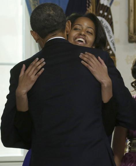 Presidente Barack Obama recebe o abraço da filha, Malia, após o juramento oficial do segundo mandato