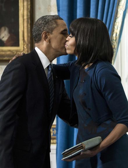 Presidente Barack Obama recebe o abraço da mulher, Michelle, após o juramento oficial do segundo mandato