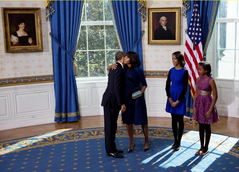 Presidente Barack Obama recebe o abraço da mulher, Michelle, após o juramento oficial do segundo mandato. Ao lado, Malia e Sasha, filhas do casal