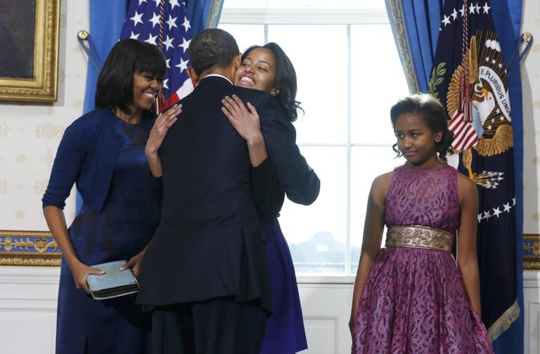 Presidente Barack Obama recebe o abraço da filha, Malia, após o juramento oficial do segundo mandato. Ao lado, a primeira-dama Michelle e a segunda filha do casal, Sasha