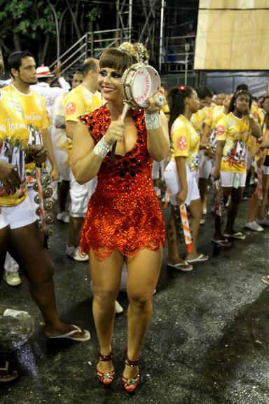 Rainha Viviane Araújo cai no samba em ensaio técnico da Salgueiro