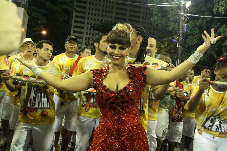 Rainha Viviane Araújo cai no samba em ensaio técnico da Salgueiro