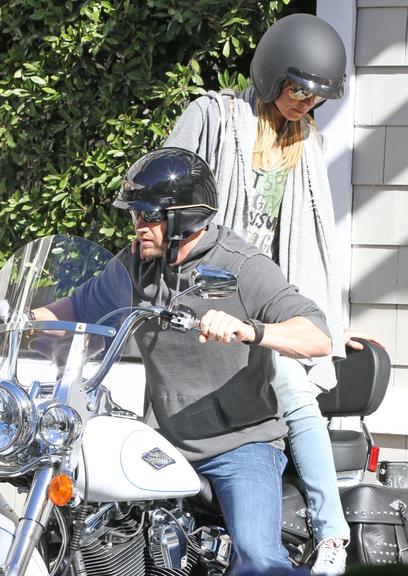 Na garupa do amado, Martin Kirsten, Heidi Klum passeia de moto pela Califórnia