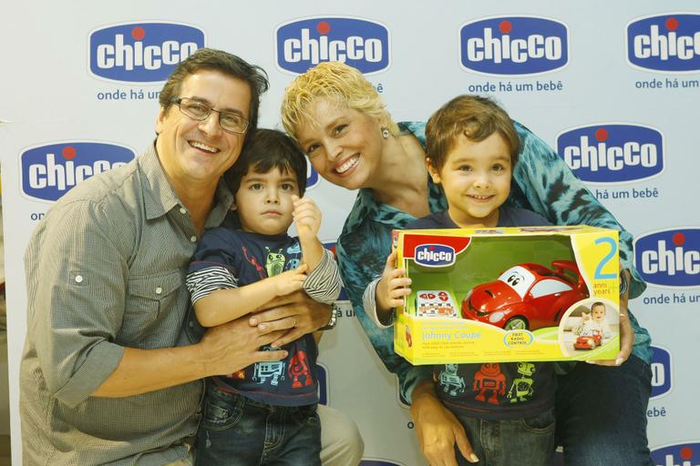 Suzy Rego e o marido, Fernando Vieira, curtem os filhos gêmeos, Marco e Massimo