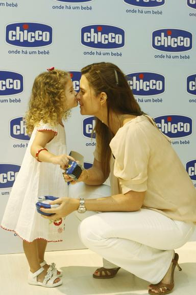 Mariana Kupfer cheia de carinho com a filha Victoria 