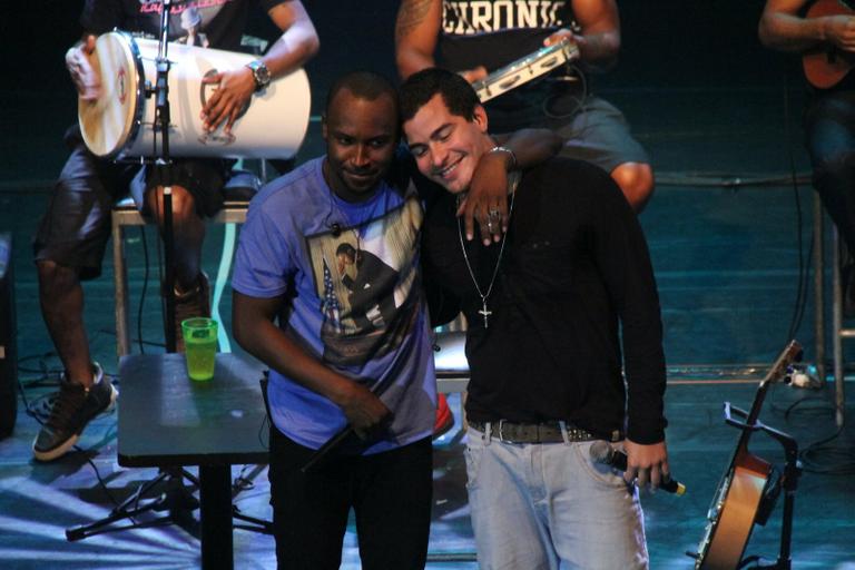 Thiaguinho canta com Thiago Martins em show no Rio