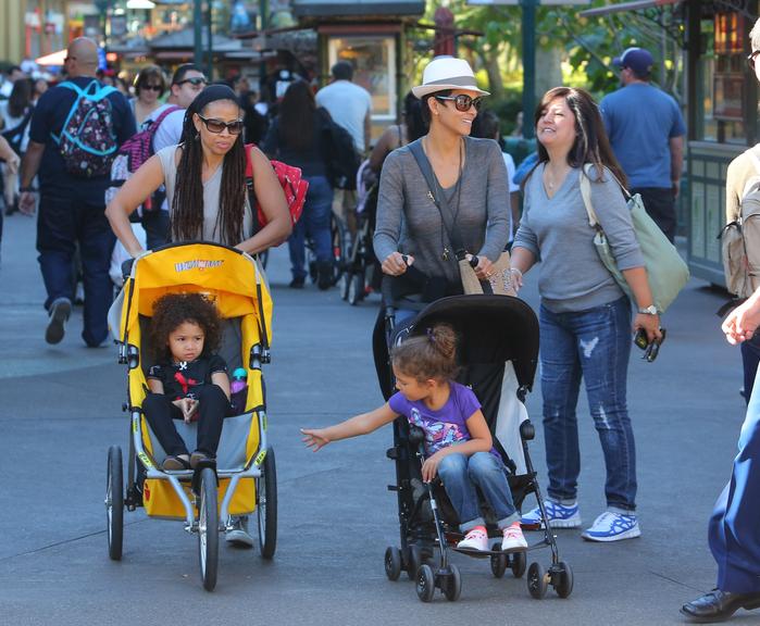 Halle Berry leva a pequena Nahla Aubry à Disneylândia da Califórnia