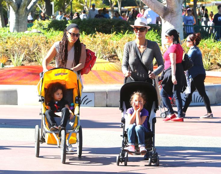 Halle Berry leva a pequena Nahla Aubry à Disneylândia da Califórnia