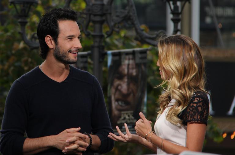 Rodrigo Santoro grava entrevista com Renee Bargh para o programa ‘Extra!’, em Los Angeles