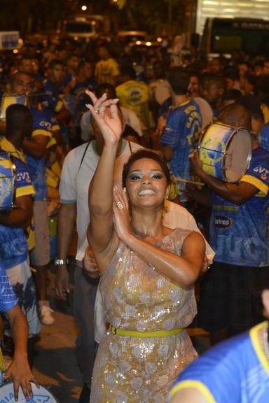 Juliana Alves se joga no samba da Unidos da Tijuca