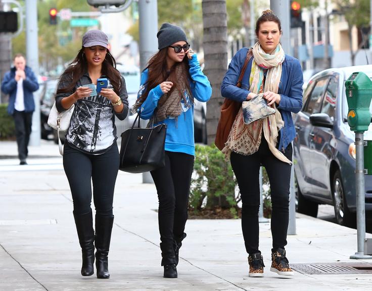 Selena Gomez faz compras com amigas em L.A.