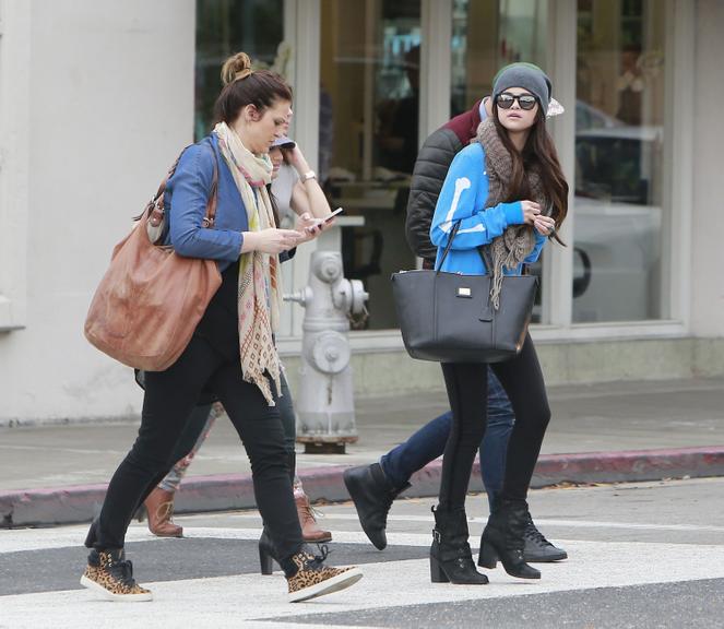 Selena Gomez faz compras com amigas em L.A.