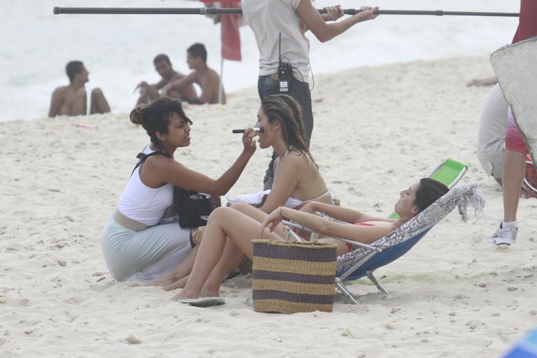Flávia Alessandra e Fernanda Paes Leme gravam 'Salve Jorge' na praia