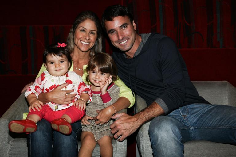 Patrícia Maldonado e Guilherme Arruda levam as filhas ao espetáculo da Mônica