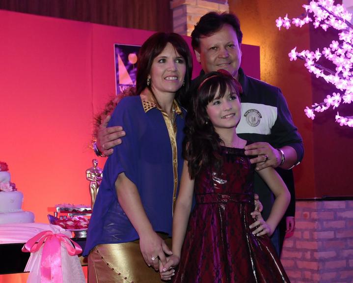 Larissa Manoela posa com os pais, Silvana e Gilberto Elias