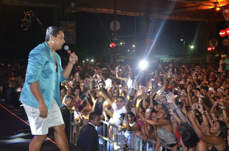 Xanddy e o Harmonia do Samba lotam show em Salvador