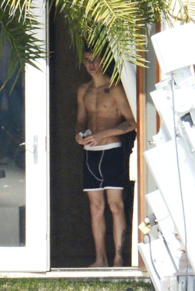Justin Bieber surge de cueca em Miami