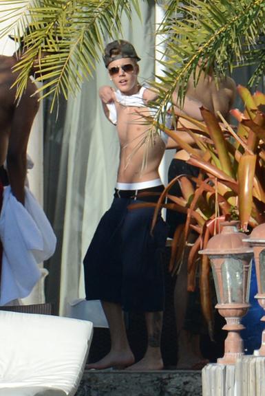 Justin Bieber exibe barriga definida em Miami