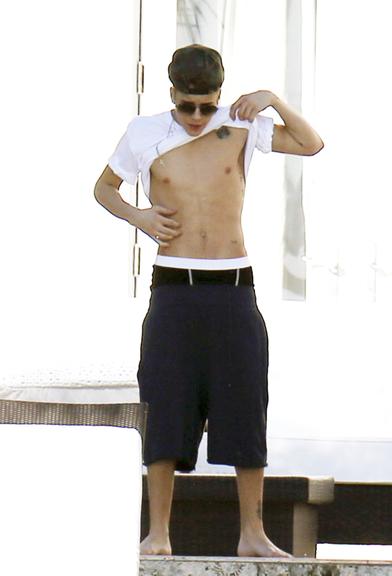 Justin Bieber exibe barriga definida em Miami