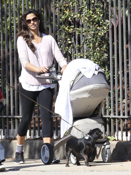 Camila Alves passeia com os filhos