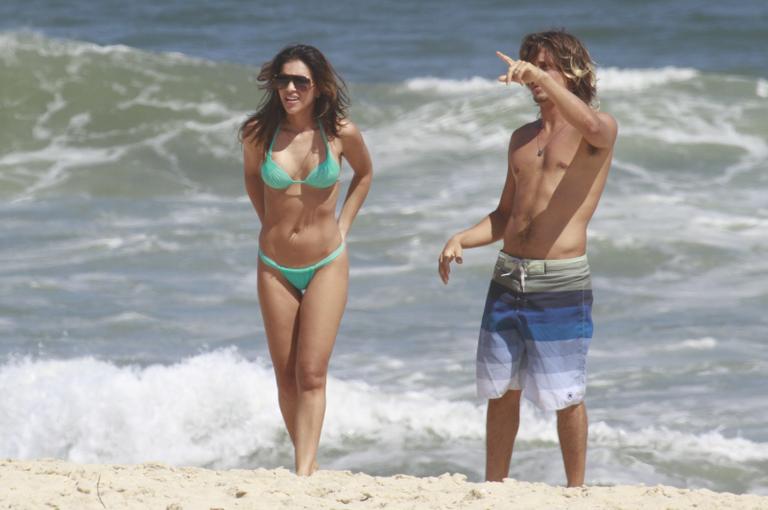 Mariana Rios e Ivan Mendes gravam cenas de romance para ‘Salve Jorge’ em praia do Rio