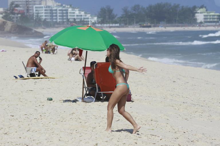 Mariana Rios e Ivan Mendes gravam cenas de romance para ‘Salve Jorge’ em praia do Rio